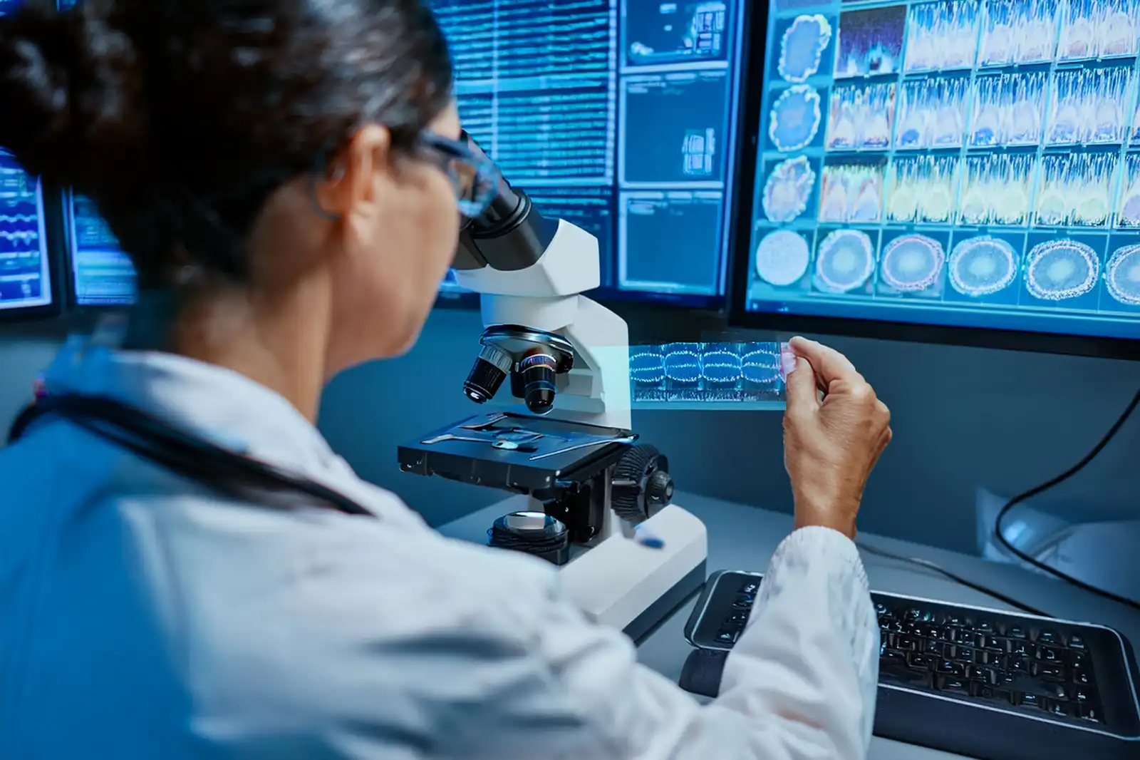 Laboratorio de patología equipado con estaciones de análisis digital